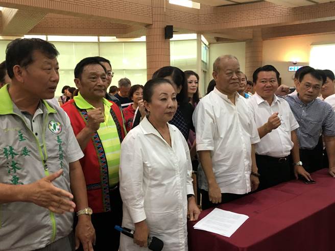 張花冠疑因泄密獲刑稱"無法接受" 多位盟友到場聲援 張花冠疑因泄密獲刑稱"無法接受" 多位盟友到場聲援