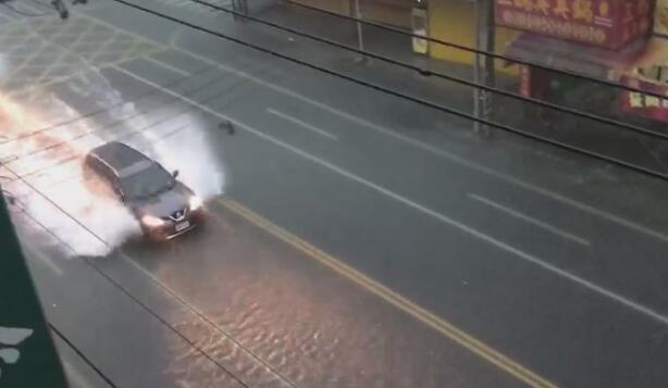 臺(tái)灣臺(tái)南暴雨達(dá)300毫米 多處積水引民眾怨聲載道 臺(tái)灣臺(tái)南暴雨達(dá)300毫米 多處積水引民眾怨聲載道