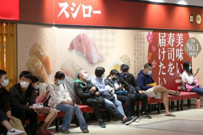 圖為高雄一家壽司店門前的排隊(duì)人潮。圖片來源:臺(tái)灣《聯(lián)合報(bào)》 記者劉學(xué)圣 攝