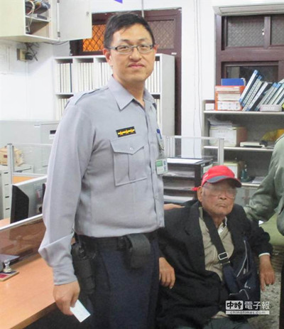 8旬老翁騎車(chē)迷途8小時(shí)從屏東一路騎到高雄(圖) 8旬老翁騎車(chē)迷途8小時(shí)從屏東一路騎到高雄(圖)