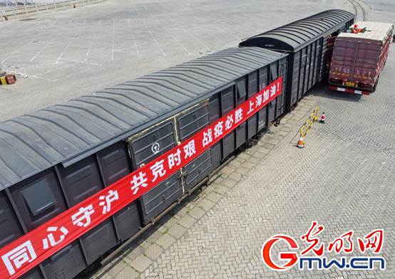 【組圖】“守滬者聯(lián)盟”丨山東煙臺:公路轉鐵路 100噸蘋果馳援上海