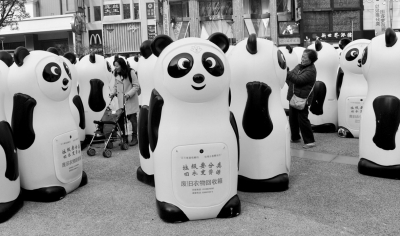 上海舊衣回收箱被小販承包 或流向二手市場 上海舊衣回收箱被小販承包 或流向二手市場