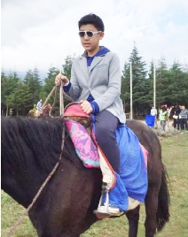 1��29�գ����������f(xi��)���ö��Ε��h�_Ļ���ڕ�������һλ�������������t�I(l��ng)�������������˸�����P(gu��n)ע���@λ����������������һ��14�q�ĳ����W(xu��)�����˴������������������������ϯ���f(xi��)���h�����ڈF��ί�����ˆT���ܱ��������ӛ�߲��L�r��ʾ��������ϯ�ˆT��������Ҫ���� ���h��(n��i)�ݣ������c��ʽ�ĕ��h������֮�������]��������������탞(y��u)����