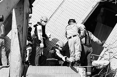 大陸民間救援隊臺灣震區(qū)救災 協(xié)助救出被困女童(圖)1