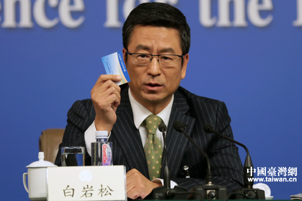 政協(xié)委員白巖松展示“綠色”道具:手絹和地鐵卡 政協(xié)委員白巖松展示“綠色”道具:手絹和地鐵卡