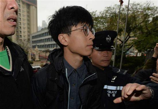 香港旺角騷亂“總指揮”黃臺(tái)仰獲保釋 將見(jiàn)達(dá)賴 香港旺角騷亂“總指揮”黃臺(tái)仰獲保釋 將見(jiàn)達(dá)賴