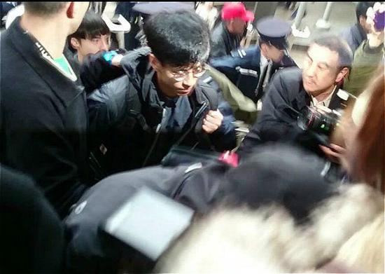 黃臺(tái)仰到九龍城法院應(yīng)訊,多名頭戴紅帽人士涌上包圍