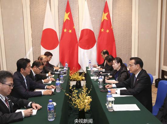 李克強(qiáng)會(huì)見(jiàn)日本首相安倍晉三 李克強(qiáng)會(huì)見(jiàn)日本首相安倍晉三