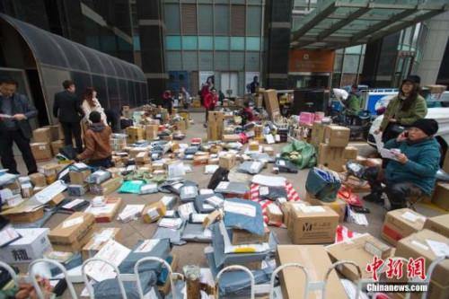 18省份出臺促快遞發(fā)展政策 要求包裹需驗視實名 18省份出臺促快遞發(fā)展政策 要求包裹需驗視實名