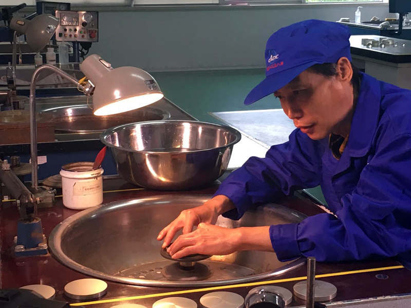 “國(guó)防工匠”王東江對(duì)工作精益求精(圖片由中國(guó)航天科工集團(tuán)第三研究院第8358所提供) “國(guó)防工匠”王東江對(duì)工作精益求精(圖片由中國(guó)航天科工集團(tuán)第三研究院第8358所提供)