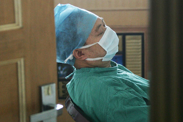 手術(shù)后休息的莊仕華 資料圖