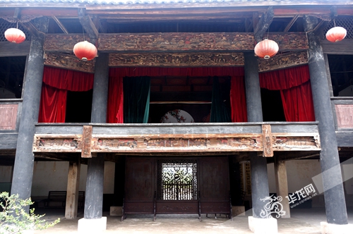 會龍莊內(nèi)戲臺橫梁上的雕刻繪畫依然可見 會龍莊內(nèi)戲臺橫梁上的雕刻繪畫依然可見