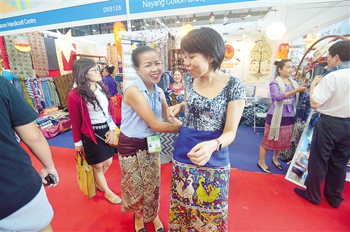 �|�˸�����ɫչƷ������(hu��)չ���ġ���Ȧ�ۡ��ό�����