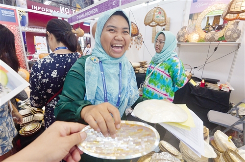 �|�˸�����ɫչƷ������(hu��)չ���ġ���Ȧ�ۡ��ό�����