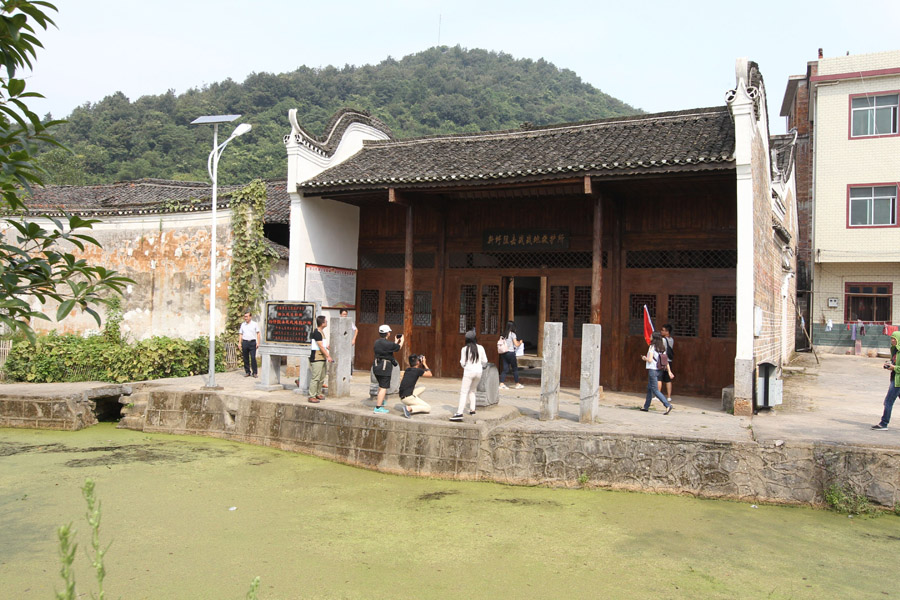 【網(wǎng)絡(luò)媒體走轉(zhuǎn)改】廣西灌陽縣:青山巍巍埋忠骨