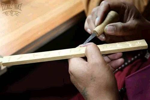 �ଔ���gľ��vʷ�ƾ�����(y��ng)�ÏV�����ǃ�(y��u)������gˇ�g(sh��)֮һľ���ڰଔ���g�����T�������������Ʒ�͹�ˇƷ�b����V��ÿ��(g��)��ͥ�����γɶ�N�L(f��ng)��ľ��ɷ֞����w�A������������������������С��tɏŭ�š��������_���������ǰଔ���gľ��ˇ�˱��F(xi��n)�Ă��y(t��ng)���}��