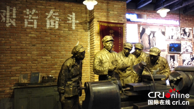 �DƬĬ�J���}