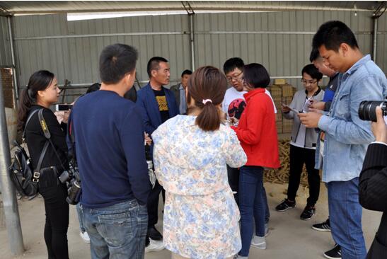 記彭堡鎮(zhèn)彭堡村致富路上帶頭人 記彭堡鎮(zhèn)彭堡村致富路上帶頭人