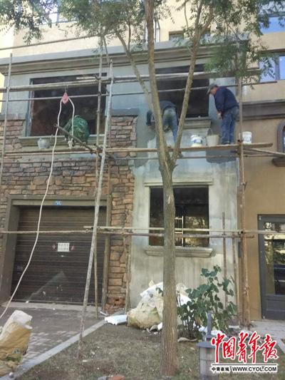 小區(qū)內(nèi)正在施工的建筑。