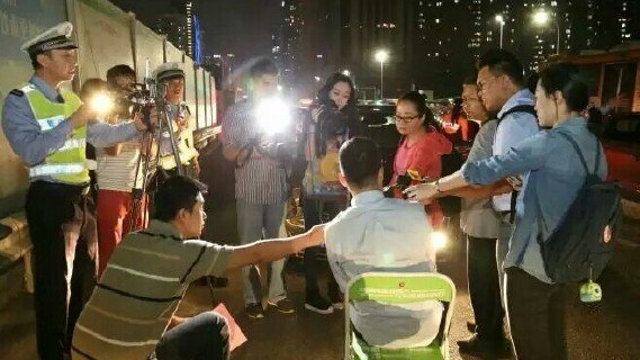 深圳整治亂開遠(yuǎn)光燈出新招:違者看燈一分鐘