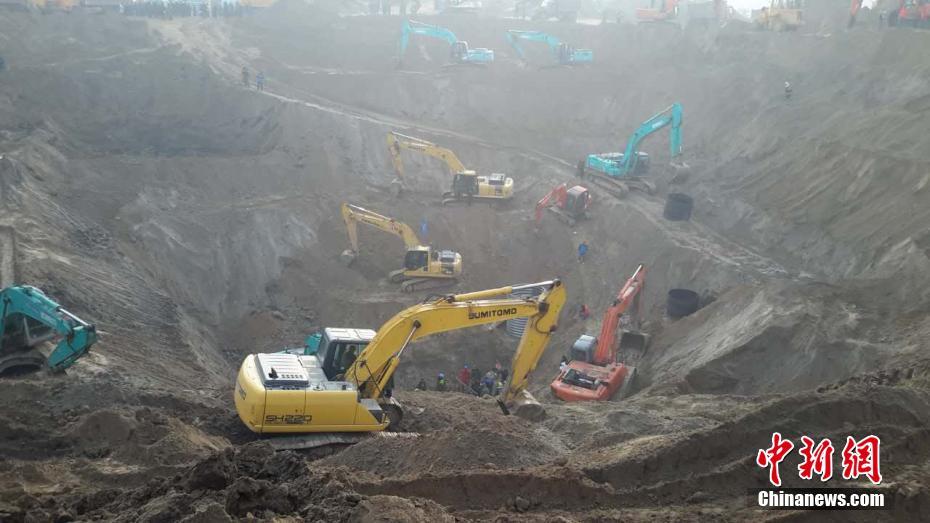 6歲男童墜落枯井60余小時(shí) 作業(yè)車挖掘面達(dá)一萬(wàn)平米 6歲男童墜落枯井60余小時(shí) 作業(yè)車挖掘面達(dá)一萬(wàn)平米