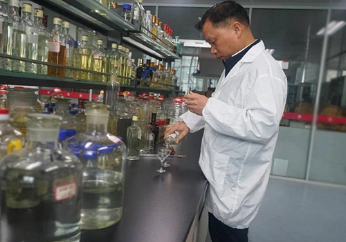 從釀酒工人到調(diào)酒大師的蛻變 ——記白酒技術(shù)員童國強