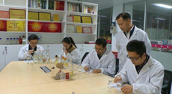 從釀酒工人到調(diào)酒大師的蛻變 ——記白酒技術(shù)員童國強