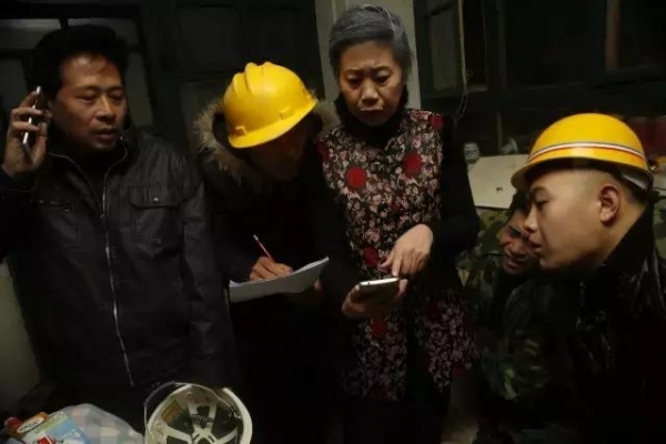 燕郊大媽為30多農(nóng)民工搶春運票 燕郊大媽為30多農(nóng)民工搶春運票