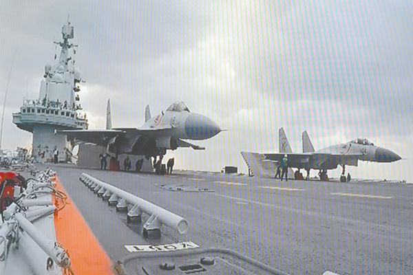 2017 年1 月1 日,遼寧艦編隊(duì)在西太平洋海域訓(xùn)練。