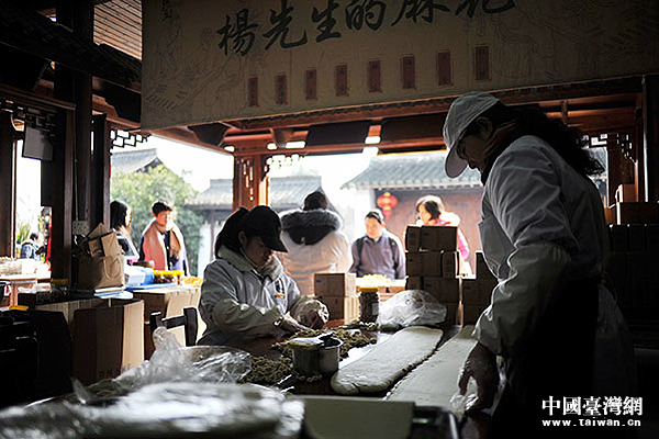 ���\�����������E