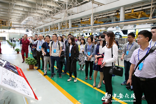 采訪團(tuán)走進(jìn)江淮汽車 試駕點(diǎn)贊新能源電動(dòng)車 采訪團(tuán)走進(jìn)江淮汽車 試駕點(diǎn)贊新能源電動(dòng)車