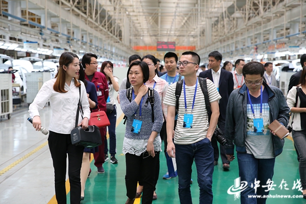 采訪團(tuán)走進(jìn)江淮汽車 試駕點(diǎn)贊新能源電動(dòng)車 采訪團(tuán)走進(jìn)江淮汽車 試駕點(diǎn)贊新能源電動(dòng)車