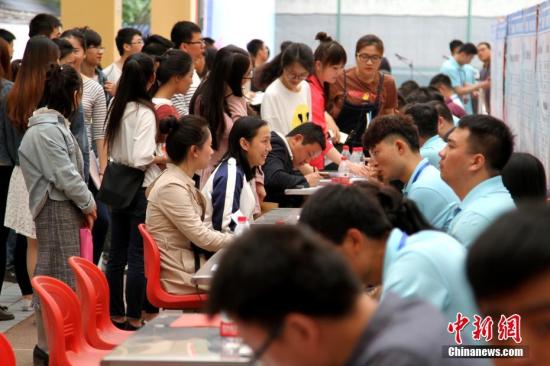 �Y�ψD����У���I(y��)������(ch��ng)��Ƹ��(hu��)�����M(j��n) �z