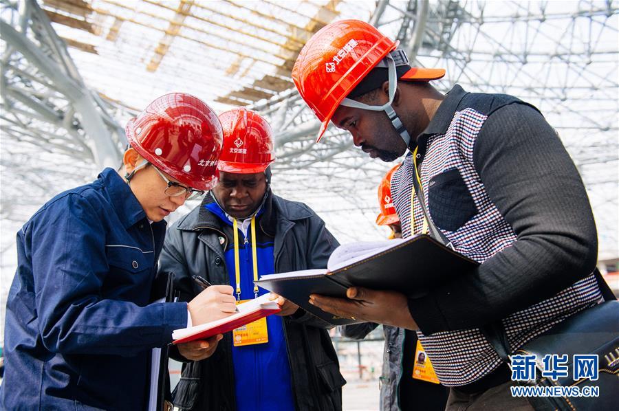 (十九大進(jìn)行時(shí)·圖文互動(dòng))(4)中外記者在北京新機(jī)場(chǎng)感受“中國(guó)速度”