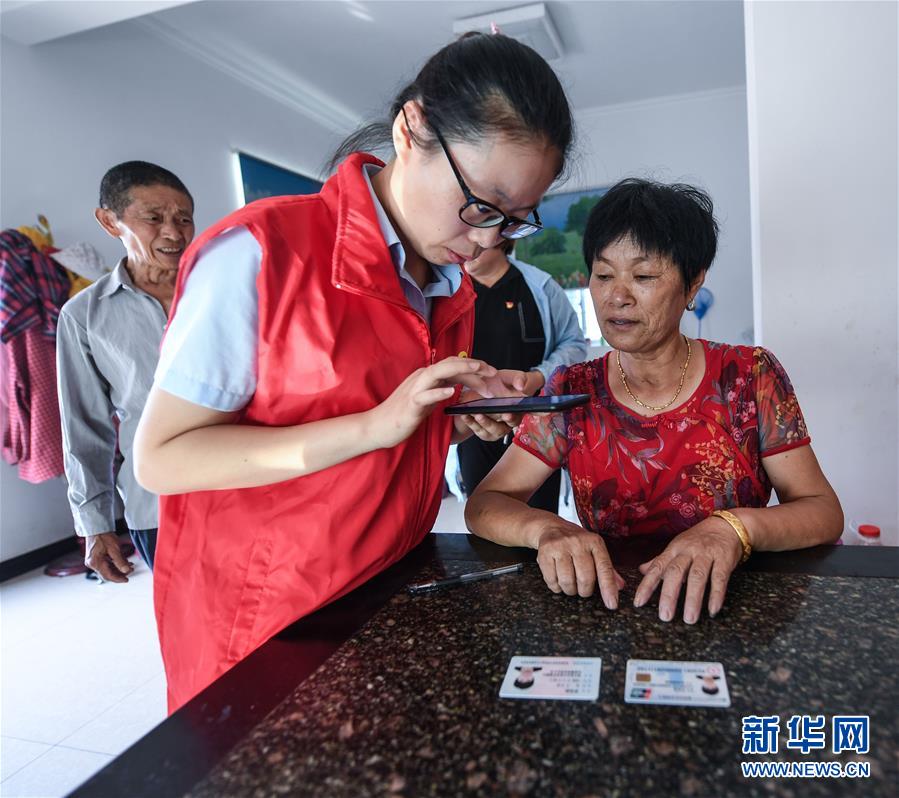 (新華全媒頭條·總書記推動的改革身邊事·行政體制改革篇·圖文互動)(5)特寫:追問“一件事”