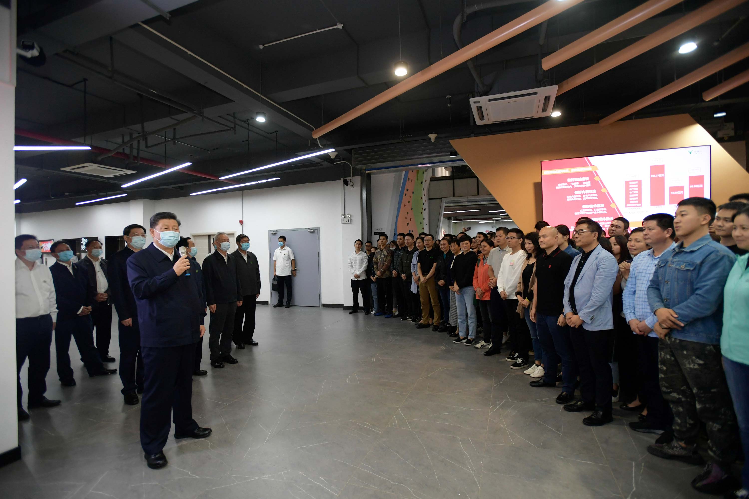 9��16����18�գ��й����뿂��ӛ��������ϯ������܊ί��ϯ��(x��)��ƽ�ں��Ͽ������@��17�����磬��(x��)��ƽ���R��ɽҕ�l�Ą�(chu��ng)�a(ch��n)�I(y��)�@����r��ͬ����ĘI(y��)�ˆT�H�н�����