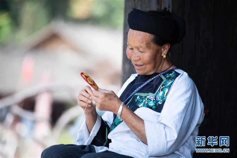 (習近平的小康故事·新華網(wǎng)·圖文互動)(4)“讓所有老年人都能有一個幸福美滿的晚年”——習近平和尊老養(yǎng)老的故事