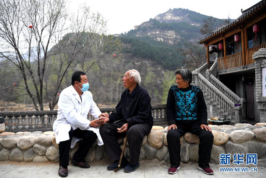 (習近平的小康故事·新華網(wǎng)·圖文互動)(9)“讓所有老年人都能有一個幸福美滿的晚年”——習近平和尊老養(yǎng)老的故事