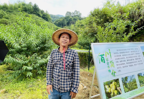 佰川綜合農場負責人黃建立接受記者采訪