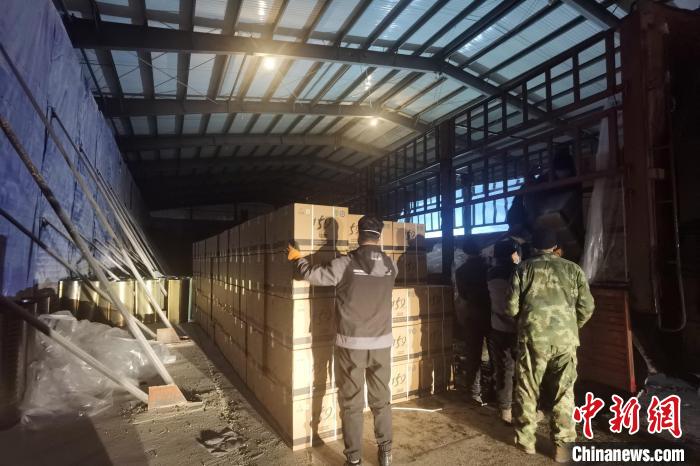 ���L������(zh��n)�ߡ�ҹ���ˡ������ںں������ƕ�ǰ