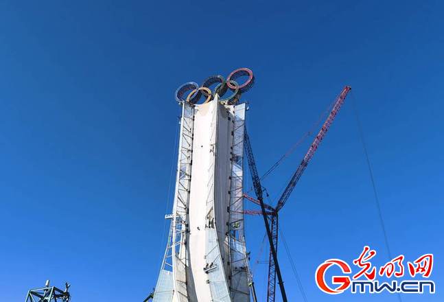 冬奧倒計時丨“奧運五環(huán)”亮相長城腳下 建設(shè)者體驗冰雪運動為冬奧加油