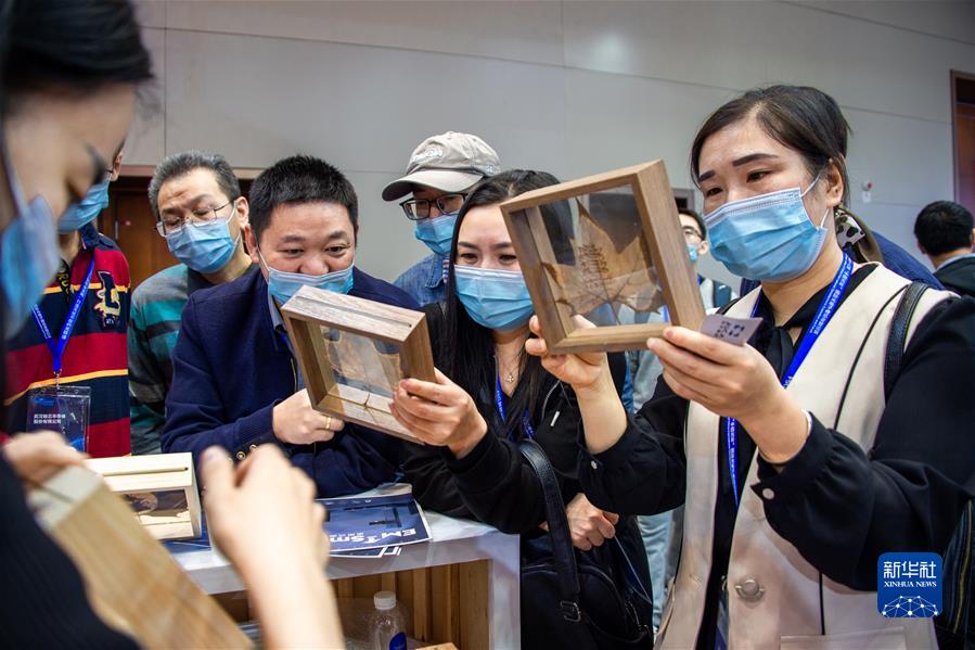 (������ƽ�r���Ї���ɫ������x˼��ָ���¡����r����������ƪ�¡�����ƽ����ӛ�P���¡��D�Ļ���)(5)���촺�L�š��������ط���(j��ng)���l(f��)չ����ِ�����^��