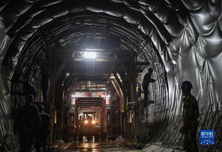 (������ƽ�r���Ї���ɫ������x˼��ָ���¡����r����������ƪ�¡�����ƽ����ӛ�P���¡��D�Ļ���)(2)���촺�L�š��������ط���(j��ng)���l(f��)չ����ِ�����^��