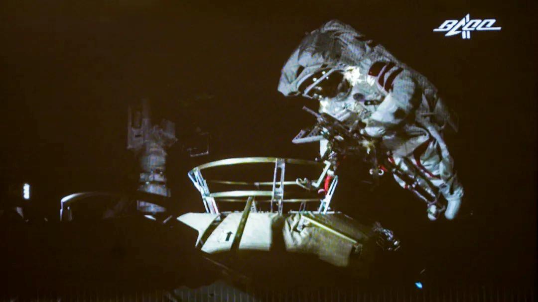 �¾���13��Ԓ�x��13λ���w��Ӣ�ۡ��͟o��(sh��)�����˵�ĬĬ��(ji��n)��