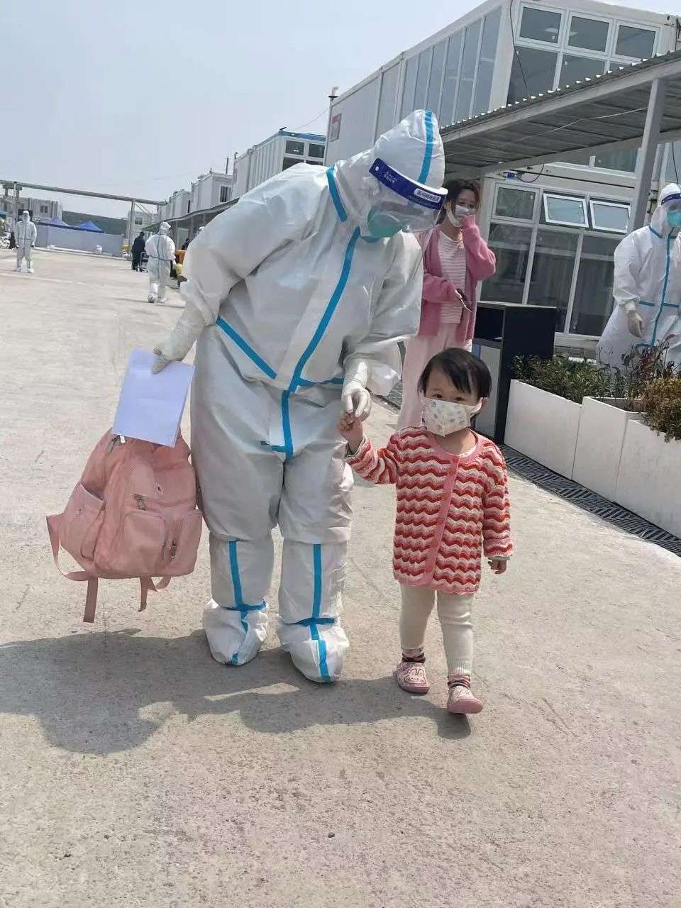 上海:隔離不隔愛 這個白貓方艙醫(yī)院有點暖