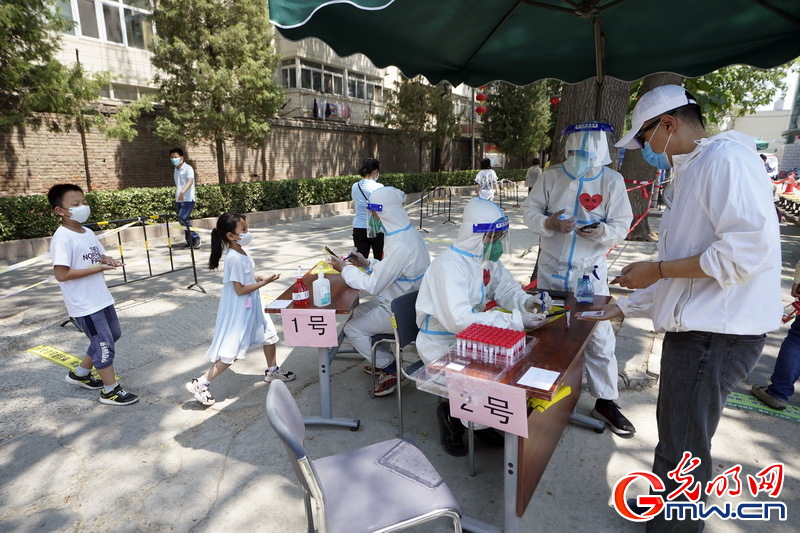 【組圖】高溫下的核酸檢測(cè)現(xiàn)場(chǎng):遮陽(yáng)傘+冰塊為“大白”送上避暑“涼”方