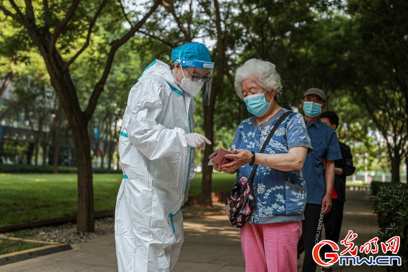 【組圖】高溫下的核酸檢測(cè)現(xiàn)場(chǎng):遮陽(yáng)傘+冰塊為“大白”送上避暑“涼”方