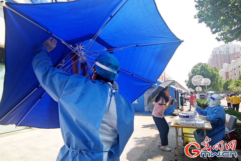 【組圖】高溫下的核酸檢測(cè)現(xiàn)場(chǎng):遮陽(yáng)傘+冰塊為“大白”送上避暑“涼”方