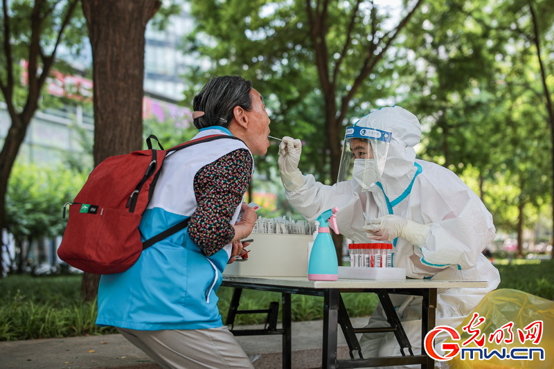【組圖】高溫下的核酸檢測(cè)現(xiàn)場(chǎng):遮陽(yáng)傘+冰塊為“大白”送上避暑“涼”方