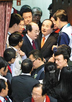 �������бP��
��������Ժ�L����ƽ���У�18�������R�r������ɫ���������^�m(x��)�f(xi��)���������{�G��ί����ռ��(j��)��ϯ�_�����ЈԳ����f(xi��)�����ʧ���������hï�z��